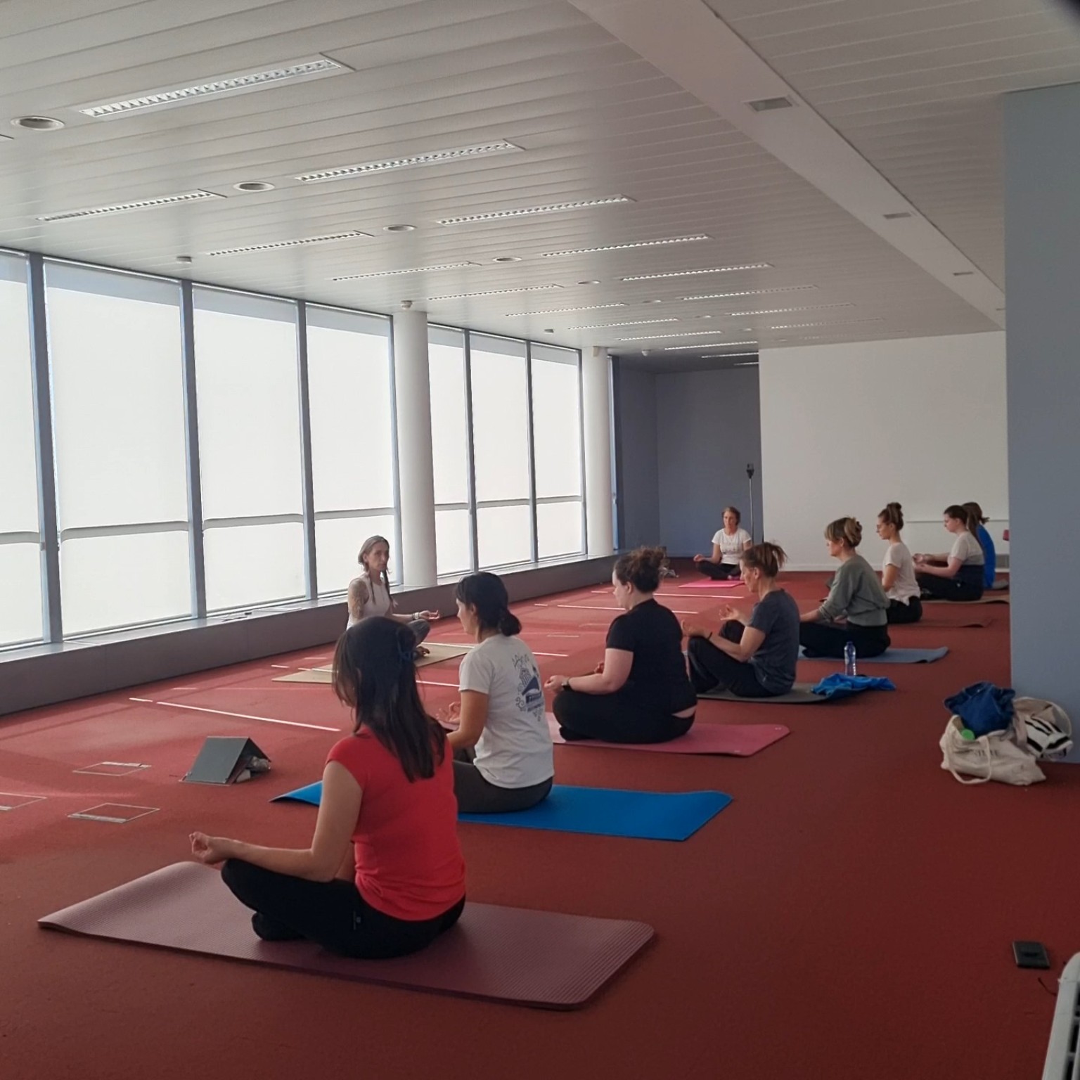 Temps de méditation assis en cercle lors d'une séance de yoga en entreprise